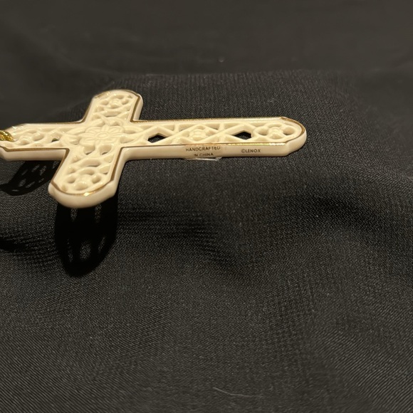 Vintage, Retired, Collectible Lenox China 2001 Pierced Cross Ornament - Picture 6 of 7